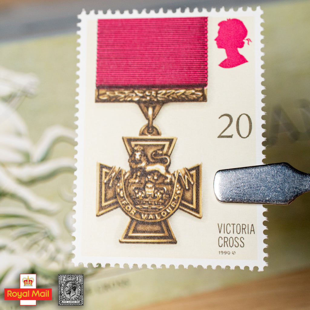 #211: 1990年 佐治十字勳章頒發50周年 紀念郵票演示包 - The Lanes HK