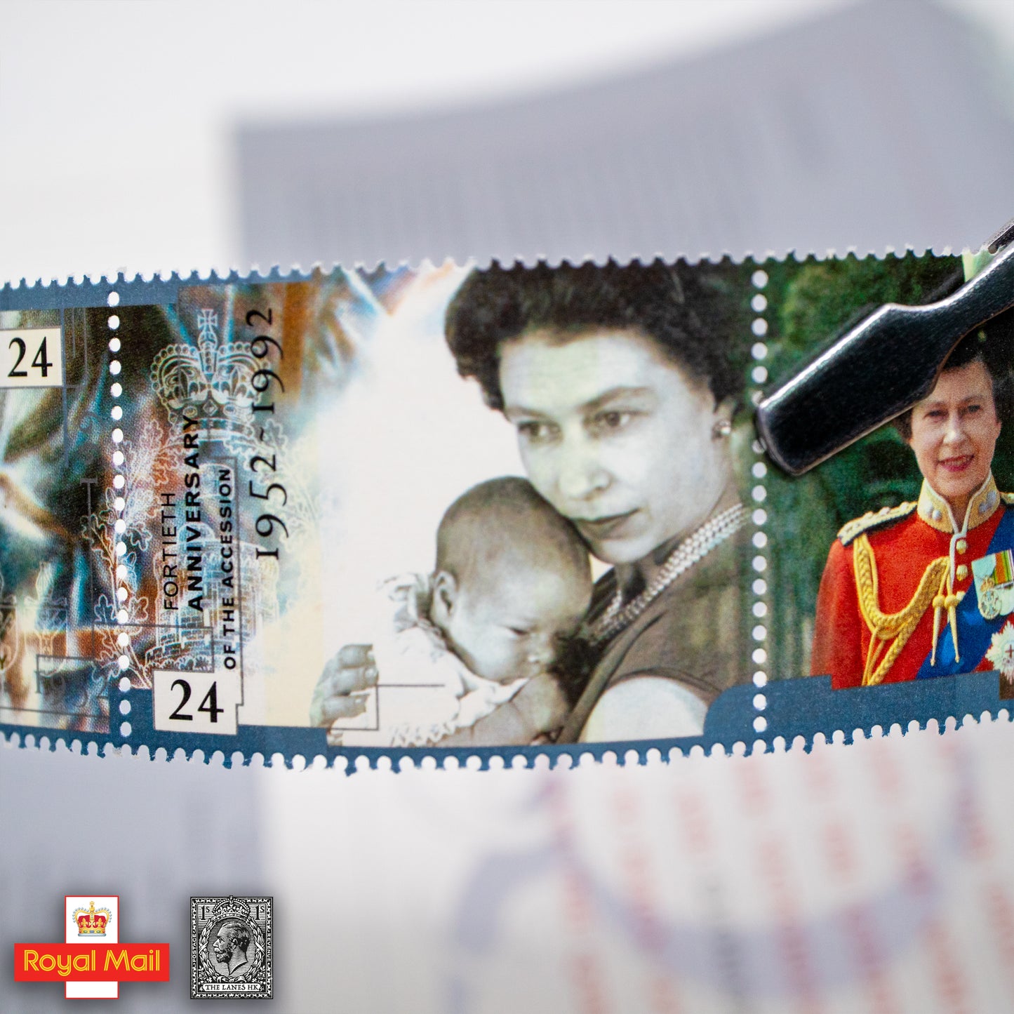 #225: 1992年 英女皇登基40周年 紀念郵票展示包